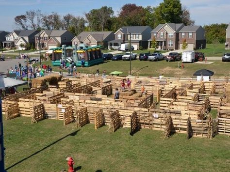 'Wilde Dads' designed a maze for the school's Fall Festival made of shipping pallets and bales of straw- It took three days to build with over 100 volunteer hours invested in the construction but the maze was a hit among festival attendees. Almost 750 people paid to navigate the maze and solve a word puzzle along the way Maze Ideas Outdoor, Diy Hay Maze, Pallet Sculpture, Pallet Maze, Design A Maze, Fall Festival Fundraiser, Pallet Fort, Pallet Halloween Decorations, Hay Maze