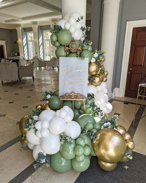 Welcome Balloon Decoration Ideas, Welcome Balloon Decoration, Wedding Welcome Sign With Balloons, Balloons On Welcome Sign, Welcome Sign Balloon Decor, Wedding Welcome Sign Balloons, Balloon Easel Display, Welcome Easel With Balloons, Easel With Balloons