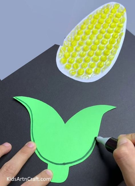 How to Make Bubble Wrap Corn Craft Easy Tutorial Check more at https://www.kidsartncraft.com/bubble-wrap-corn-craft-tutorial/ Veggie Painting, Bubble Wrap Crafts, Corn Craft, How To Make Bubbles, Indian Corn, Craft Easy, Craft Tutorial, Easy Tutorial, Summer Activities