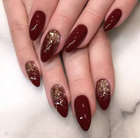 Dark Bridal Nails Wedding, Red Nail Extensions Designs, Maroon Nails With Gold Glitter, Gold Red Christmas Nails, Bridal Extensions Nails, Golden Glitter Nail Art, Nail Designs Maroon And Gold, Red Gold Manicure, Bridal Nails Red Wedding