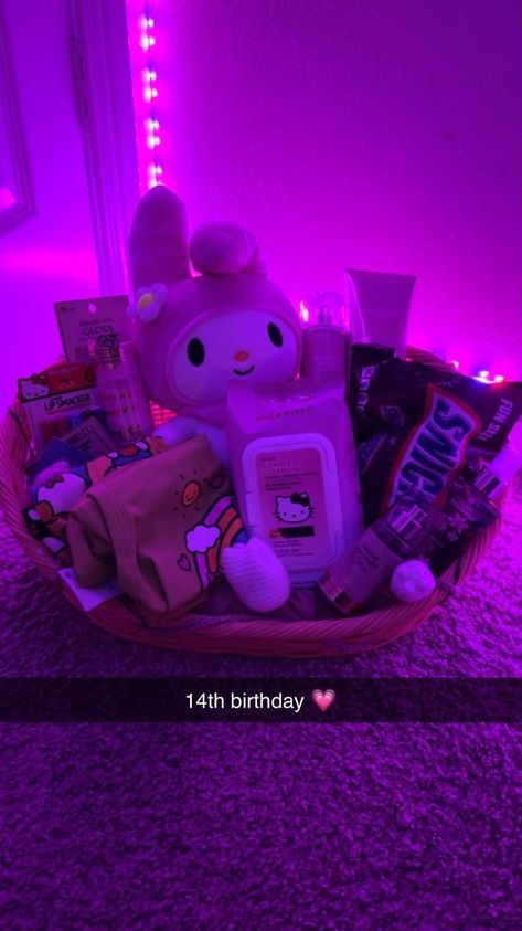 Hello Kitty Burr Basket Ideas, Hello Kitty Burr Basket, Hello Kitty Birthday Basket, Snacks Gift Basket Ideas, Hello Kitty Gift Baskets, Pink Birthday Basket, Gift Basket For Best Friend, Hello Kitty Gift Ideas, Hello Kitty Basket