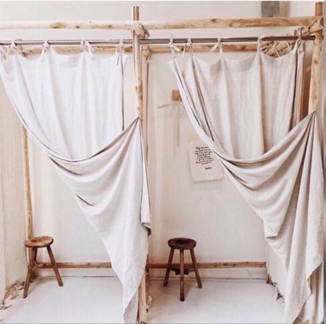 Boutique Dressing Room Ideas, Clothing Store Decor, Clothing Booth Display, Boutique Dressing Room, Boho Store, Vintage Thrift Stores, Retail Store Interior Design, Clothing Store Interior, Jewelry Store Design