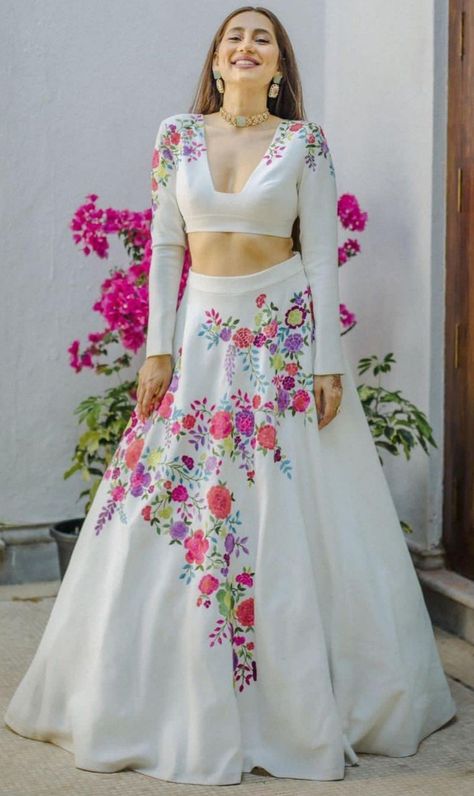 Pretty Gowns, Function Dress, News Logo, White Lehenga, Wedding Lehenga Designs, Lehenga Designs Simple, Indian Bride Outfits, Choli Designs, Indian Dresses Traditional