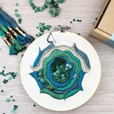 Agate Embroidery, Geode Embroidery, Embroidery Art Modern, Sewing Couture, Embroidery Modern, Embroidery Embellishments, Ith Machine Embroidery, Canvas Diy, Textile Art Embroidery