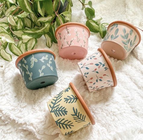 Plant Pot Design, Flower Pot Art, Plant Pot Diy, Flower Pot Design, Painted Pots Diy, Painted Plant Pots, Painted Clay Pots, Deco Nature, Tanah Liat