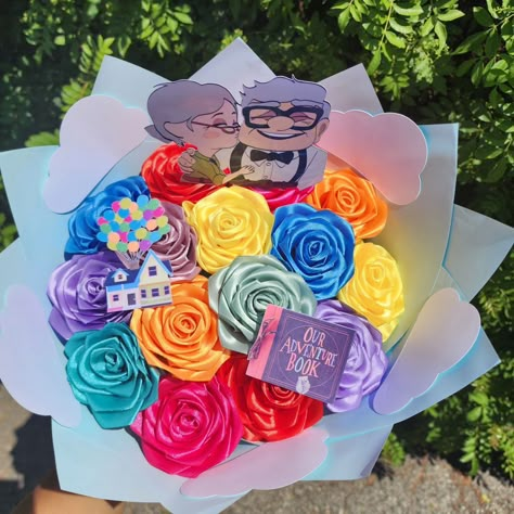 Up Theme 15 count eternal roses 🌹 ✨️ • • • #florist #eternalroses #rosaseternas #rosasdeliston #upthemebouquet #uptheme #disneylover #disney #pixar #rosasdecolores #birthday #anniversary #giftsforher #marriedlife #colorfulroses #rosaseternas🌹 #montebelloflorist #eastlosangeles Disney Bouquet, Flowers Bouquet Ideas, Ribbon Rose Bouquets, Rose Ideas, Roses Bouquet Gift, Ribbon Flowers Bouquet, Fabric Flower Bouquet, Forever Roses, Diy Ribbon Flowers