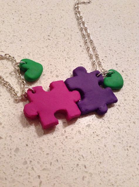 Diy puzzle piece friendship necklaces. They join together as if you and your best friend join together as one. Diy Friendship Necklace, Diy Puzzle, Clay Inspo, Clay Pendants, Diy Puzzles, Pot Crafts, Clay Pot Crafts, Cute Polymer Clay, Friendship Necklaces