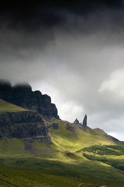 Ireland Landscape Nature, Scotland Aesthetic, Ireland Aesthetic, Scotland Landscape, Ireland Landscape, Scotland Highlands, Dark Clouds, Voyage Europe, England And Scotland