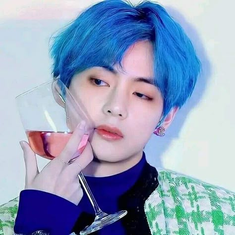 Taehyung Blue Hair, Taehyung Blue, V Bta, Hair Icon, Perfect Boyfriend, V Taehyung, Inner Child, Silver Hair, Korean Makeup