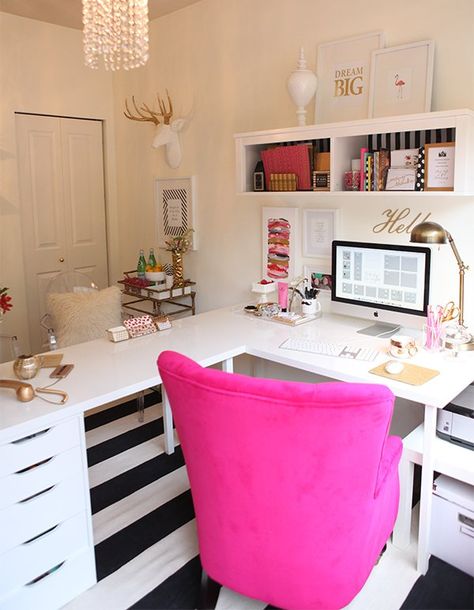 Can't find a desk big enough? No problem! Fashion your own corner desk using this awesome Ikea desk hack. T... Bureau Hack Ikea, Ikea Hack Gold, Cubicle Ideas, Ikea Desk Hack, Desk Hacks, Feminine Home Offices, L Shape Desk, Ikea Desk, White Desk