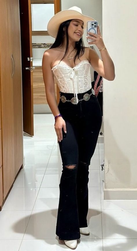 Western Outfits With Black Boots, Tejano Concert Outfit Women, Cowgirl Corset Outfit, Western Outfits Women Black, Vaquera Outfit Mexican Women, Latina Cowgirl Outfits, Corset Outfit Black, Outfits Fiestas, Black Flare Jeans Outfit