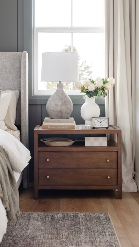 Night Stand Decor, Bedroom Nightstand Decor, Townhouse Ideas, Bedroom Lamps Nightstand, Guest Bedroom Ideas, Nightstand Styling, Earthy Home Decor, Nightstand Decor, Future Room