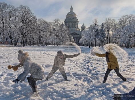 Snowball Game, Layla Aesthetic, Kids Playing In Snow, Snowball Games, Snow Playing, Playing In Snow, Indoor Crafts, Youth Hostel, Playing In The Snow