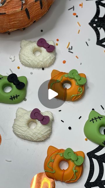 Gorethy Davila on Instagram: "Halloween Hello Kitty mini Donuts great for for next Halloween event 🎃
#cavebakery #halloweentreats #halloweenideas #halloween #spookyseason #spookytreats #spooky #autumn #autumnvibes🍁 #treats #desserts #hellokitty" Halloween Cakepops, Halloween Hello Kitty, Cartoons Band, Spooky Autumn, Halloween Cake Pops, Acorn Crafts, Spooky Treats, Hello Kitty Cake, Hello Kitty Halloween