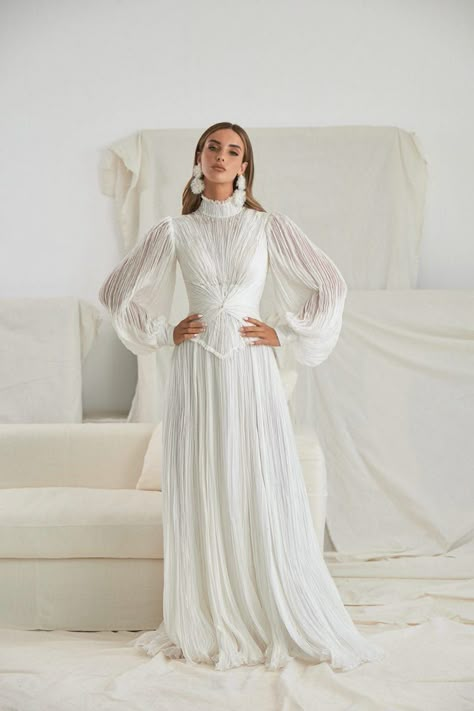 White Modest Dress, Elihav Sasson, Simple Bridal Dresses, Top Wedding Dress Designers, Bride Dress Simple, Simple Wedding Dresses, Dress Sleeves, Soiree Dress, Wedding Dress Guide