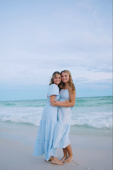 Outdoor Sister Photoshoot, Beach Poses Sisters, Photos With Bestie, Friend Portraits, Sisters Pictures, Twin Photoshoot, 18th Photoshoot, Trip Photo Ideas, Sister Shoot