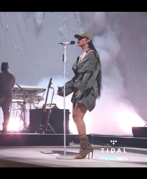 Rihanna Anti Tour Outfits, Rihanna Performance Outfits, Rihanna Stage Outfits, Gods Favourite, Stage Style, Rihanna Street Style, 2000s Outfit, Beyonce Outfits, Rihanna Outfits