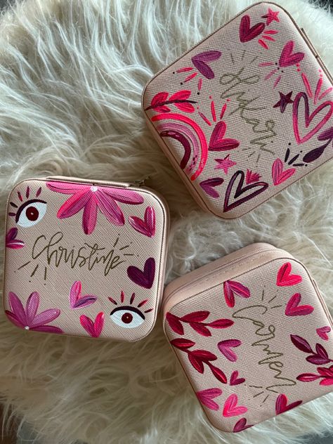 Alajeros Ideas, Custom Bag Painting, Bachelorette Jewelry, Jewelry Box Painting Ideas, Makeup Boxes, Custom Leather Bag, Jewelry Cases, Custom Makeup Bags, Bags Makeup