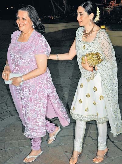 Karishma Kapoor with her mom Babita Karishma Kapoor Suits 90s, Celebrity Suits, Karishma Kapoor, Indian Salwar Suit, Salwar Pattern, Karisma Kapoor, Punjabi Outfits, Traditional Look, White Kurta