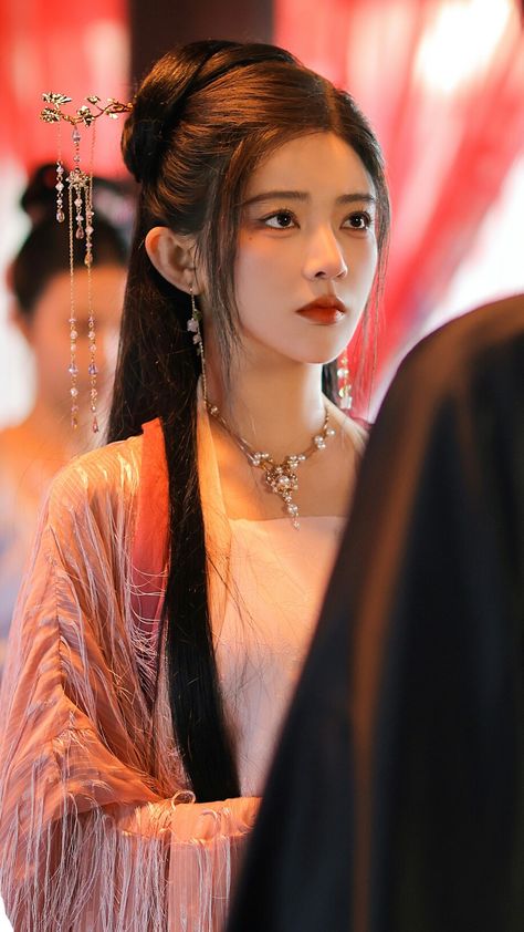 Chinese Hanfu Hairstyle, Chinese Hairstyle Traditional, Fantasy Hanfu, Chinese Traditional Hairstyles, Traditional Chinese Hairstyle, Traditional Hairstyles, Trendy Curtain Bangs, Asian Hair Accessories, Ancient Chinese Hairstyles