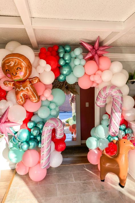 Christmas Balloon Garland, New Year Birthday Party, Candy Theme Birthday Party, Christmas Balloon Decorations, Holiday Balloons, Deco Ballon, Christmas Decorations Centerpiece, Gingerbread Party, Bridal Shower Balloons