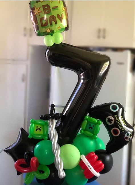 Minecraft Balloon Bouquet, Minecraft Balloon Garland, Balloon Bouquet Centerpiece, Boys Bday Cakes, Minecraft Balloons, Minecraft Birthday Decorations, Minecraft Bday, Balloon Bouquet Diy, Gamer Party