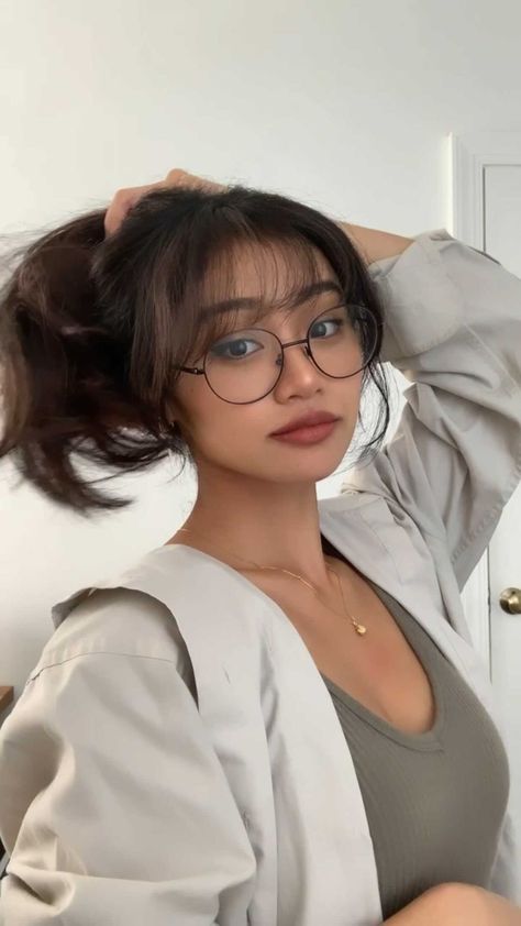 Makeup With Glasses On, Haircut For Glasses Women, Hangtw Instagram, Models With Glasses, Hairstyles For Glasses, Bangs And Glasses, People With Glasses, Classy Glasses, Glasses Inspiration