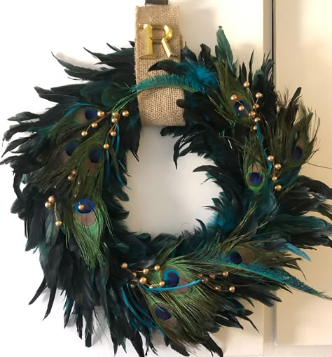 Peacock feather wreath Peacock Feather Wreath, Peacock Feather Decor, Feather Crafts Diy, Peacock Wreath, Peacock Christmas, Christmas Cones, Creative Wreaths, Feather Wreath, Christmas Preparation