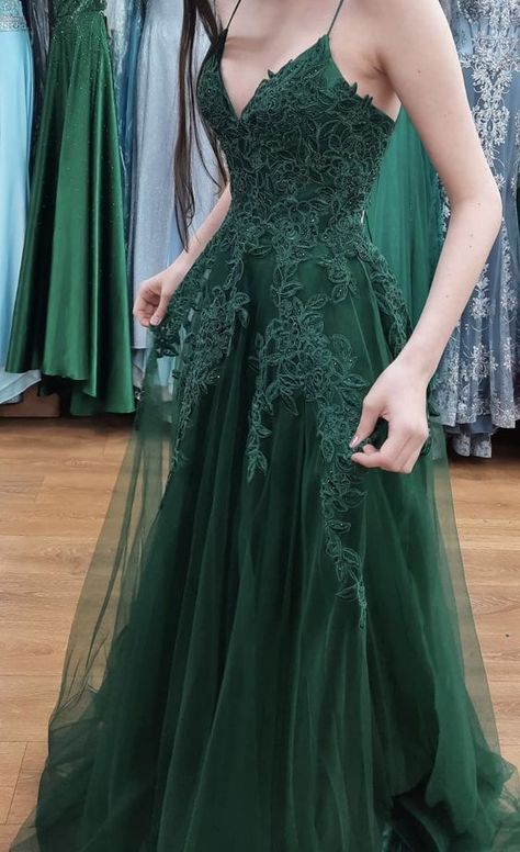 Dark Sage Green Dress Formal, Prom Dress Top Styles, Emerald Green Graduation Dress, Dark Green Princess Dress, Prom Dresses Green Emerald, Green Ball Dresses, Prom Dresses Halter Neck, Prom Dresses Puffy, Prom Dress Emerald Green