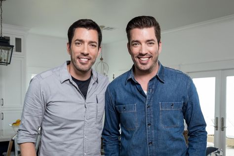 Property Brothers Designs, Hgtv Property Brothers, Small Guest Rooms, 1920s Interior Design, Kitchen Set Up, Scott Brothers, Drew Scott, Craftsman Kitchen, Flea Market Flip