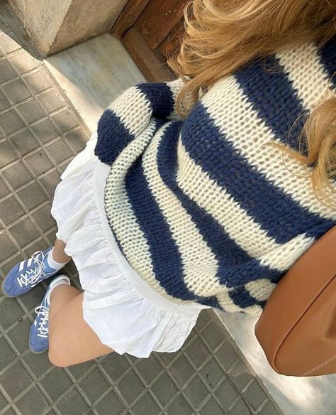 Stockholm Girl, Samba Outfit Ideas, Blue And White Sweater, White Sweater Outfit, Fall Outfits Ideas, Adidas Samba Outfit, Samba Outfit, Downtown Outfits, Blue Knit Sweater