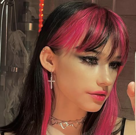 Black And Pink Money Piece, Black And Pink Hair Bangs, Pink And Black Hair With Bangs, Black Hair Pink Money Piece, Black Hair With Pink Bangs, Pink Money Piece Hair Brunette, Pink Hair With Money Piece, Pink Bangs Black Hair, Colored Hair With Bangs