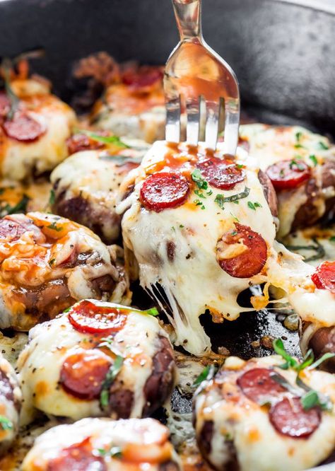 These Pepperoni Pizza Stuffed Mushrooms are so easy and quick to prepare. They make for the perfect appetizer or snack, it's like eating pizza without all those carbs. Pizza Stuffed Mushrooms, Pizza Mushrooms, Jo Cooks, Mushroom Pizza, Fingerfood Party, Eat Pizza, Chapati, Perfect Appetizers, Spaghetti Squash