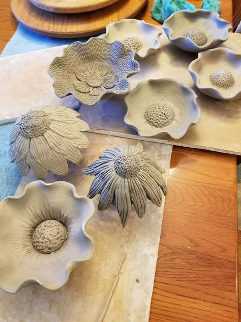 Clay Slabs Designs Easy, Ceramic Flowers How To Make, Clay Forms, Pottery Flowers, Pottery Projects, Pottery Patterns, Beginner Pottery, Earthenware Pottery, Hand Building