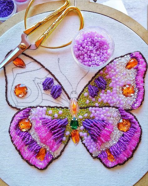 Creation Art, Tambour Embroidery, Bead Sewing, Bead Embroidery Patterns, Bead Embroidery Jewelry, Hand Embroidery Art, Embroidery Jewelry, Diy Crochet Projects, Embroidery Craft