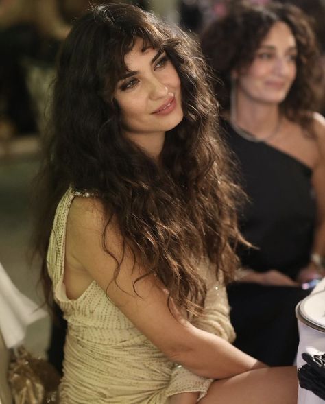 Tuba Buyukustun Style, Tuba Büyüküstün Style, Tuba Buyukustun, Turkish Actress, Maxi Skirt Outfits, Beauty Skin Care Routine, Dark Beauty, Dream Hair, Insta Photo Ideas