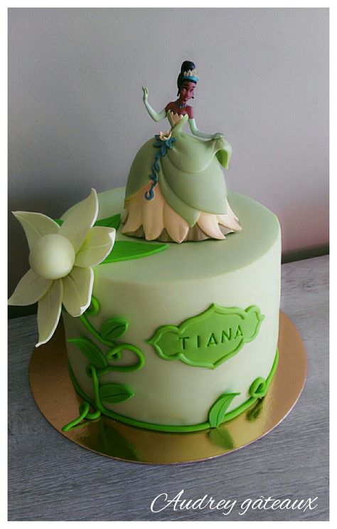 Princess Ans Frog Cake, Princess The Frog Cake, Princess And The Frog Birthday Party Cake, Princess And The Frog 3rd Birthday, Tiana Princess And The Frog Cake, Princess Tiana Birthday Cake Ideas, Princess And The Frog Smash Cake, Princess And Frog Cake, Princess Tiana Cakes