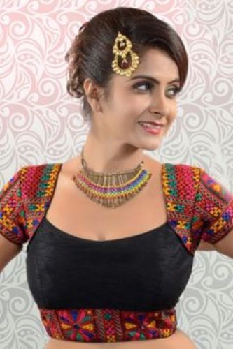 Square Neck Blouse Designs-The Colorful Square Neck Blouse 6 Blouse Saree Design, Square Neck Blouse Designs, Designer Blouse Patterns Unique, ब्लाउज बैक नेक डिजाइन, Neck Blouse Designs, Square Neck Blouse, Blouse Designs High Neck, Cotton Blouse Design, Saree Blouse Neck Designs