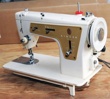 Swing Machine, Instagram Food Pictures, Plastic Gears, Singer Fashion, Vintage Singer, Vintage Sewing Machines, Hand Lettering Tutorial, Sewing Machine Accessories, Singer Sewing Machine