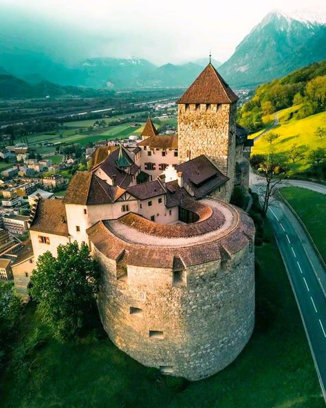 Vaduz Liechtenstein, Castle Inspiration, Lichtenstein Castle, European Castles, Germany Castles, Castle Ruins, Beautiful Castles, Medieval Castle, Beautiful Buildings