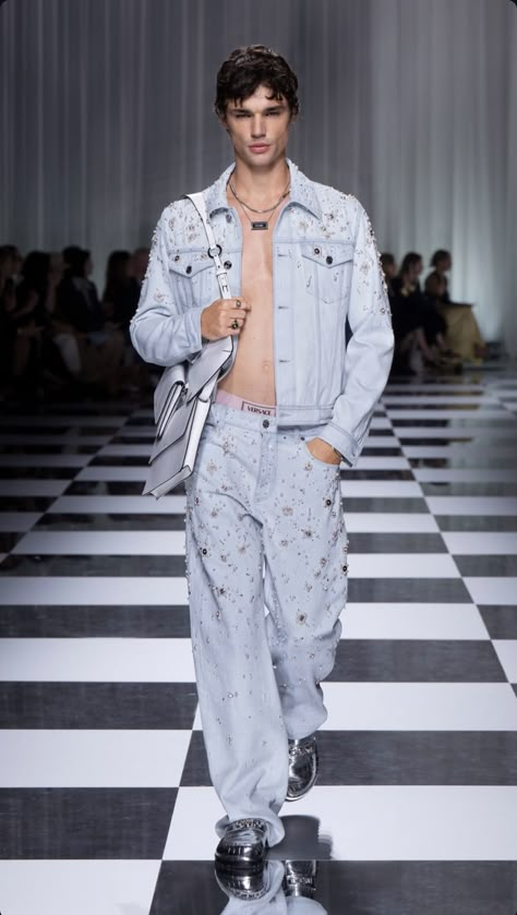 Versace New Collection, Fashion Show Versace, Couture Menswear, Versace Spring, Mcqueen Fashion, Versace Fashion, Moda Jeans, Fashion Articles, Milano Fashion Week