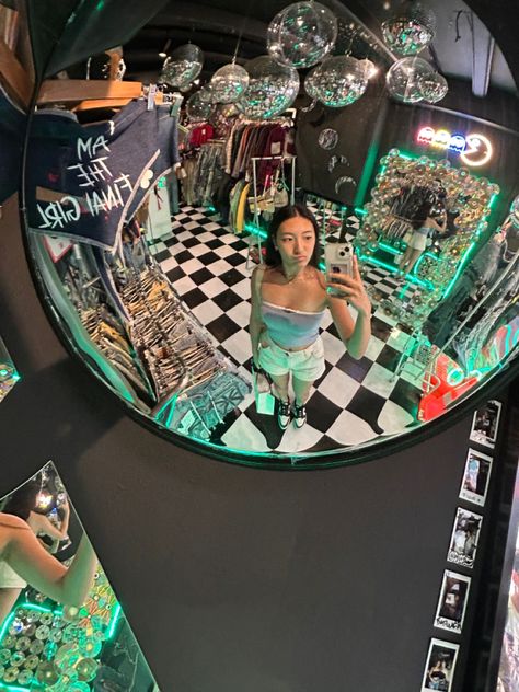 Concave Mirror Selfie, Photowall Ideas Party, Convex Mirror Selfie, Mirror Restaurant, Vintage Store Ideas, Concave Mirror, Photowall Ideas, Underground Bar, Concave Mirrors