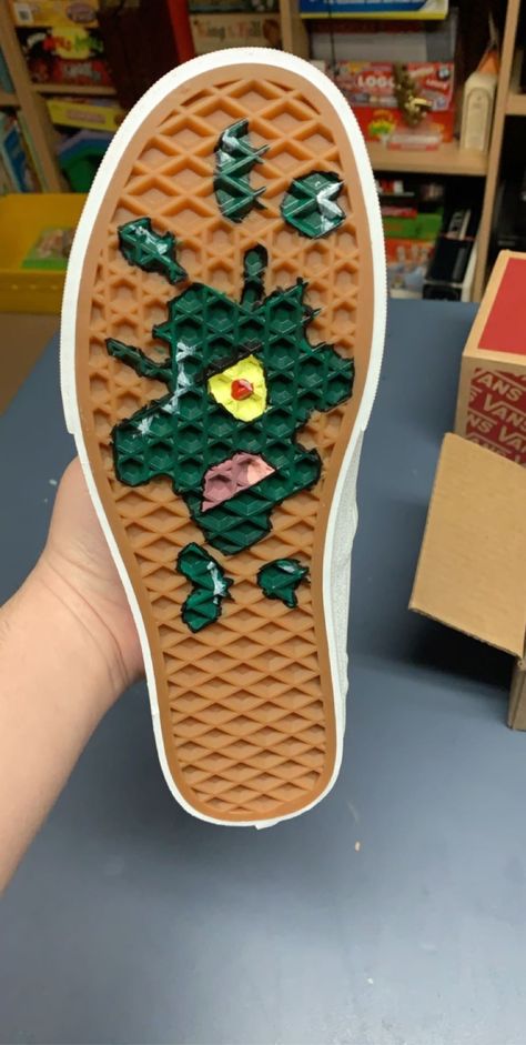 Bottom Shoe Painting, Bottom Of Shoe Drawing, Plankton On Bottom Of Shoe Painting, Plankton Vans, Bottom Of Shoe Painting, Converse Decorated Diy, Vans Decorated, Shoe Painting Ideas Converse, Shoes Painting Ideas Converse