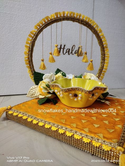 Handmade by Neha 

nehamandrekar24@gmail.com Haldi Platter Decoration Ideas At Home, Diy Haldi Platter, Mehndi Platter Ideas, Engagement Plates Decoration Ideas, Haldi Platter Ideas, Mehendi Platter Ideas, Haldi Tray Decoration Ideas, Haldi Thali Decoration Ideas, Haldi Platter Decoration