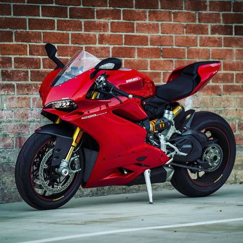 Clean Duc! @razkrog #Ducati #1299 #BikeKingz Ducati 1299 Panigale, 1299 Panigale, Ducati 1299, Ducati Motorbike, Ducati 1199 Panigale, Ducati 1199, Luxury Boat, Motorcycle Dirt Bike, Ducati Motorcycles