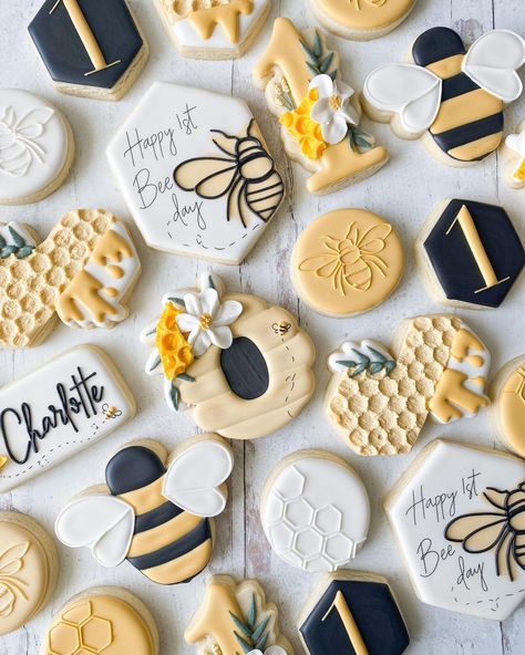 First Bee Day, Bee Themed Birthday Party, Macarons Cake, Baby First Birthday Themes, First Birthday Cookies, Bee Cookies, Bee Theme Party, Perfect Cookies, Bee Birthday Party