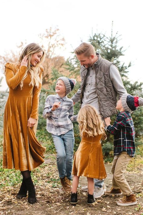 50 Best Fall Photoshoot Ideas to Try in Autumn 2021 Designed Dresses, Family Photo Outfits Winter, Fall Family Outfits, Fall Photo Shoot Outfits, Winter Family Photos, City Christmas, Farm Family, Fall Family Photo Outfits, Holiday Photoshoot