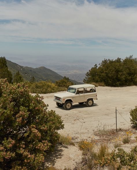 Restored Bronco, Bronco Aesthetic, Broncos Wallpaper, Old Bronco, Outdoors Aesthetic, Preppy Car, Beach Wall Collage, Beach Cars, Beach Inspo