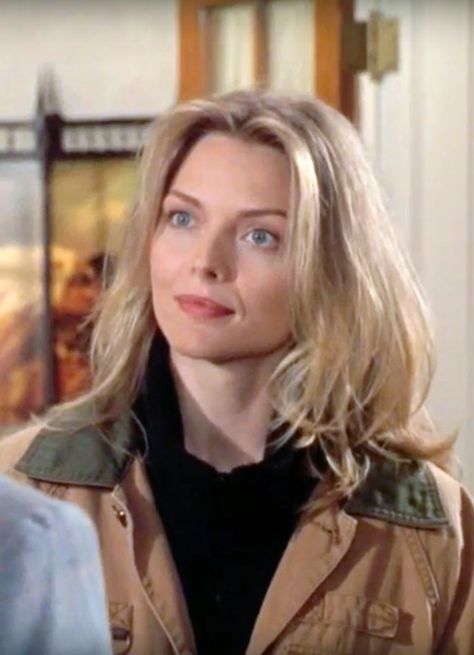 Michelle Pfeiffer Hair 90s, Michelle Pfeiffer Aesthetic, Piecey Haircut, Michelle Pfeiffer 90s, Michelle Pfeiffer Hair, Michelle Phifer, Michel Pfeiffer, Rich Girl Style, Michelle Pfeiffer