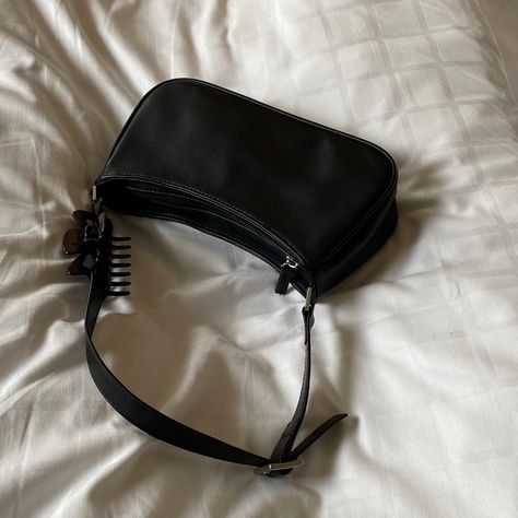 Small Black Purse Aesthetic, Black Shoulder Bag Aesthetic, Black Purse Aesthetic, Black Purse Outfit, Mini Bag Outfit, Pink Matcha, Bag Tour, Shoulder Bag Aesthetic, Purse Aesthetic